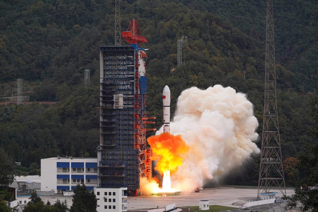 狗子28平台：长二丁火箭携手远征三号上面级发射成功